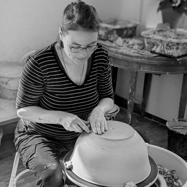Joëlle Schöllmann, potière céramiste, enseignant chez Akash Arts