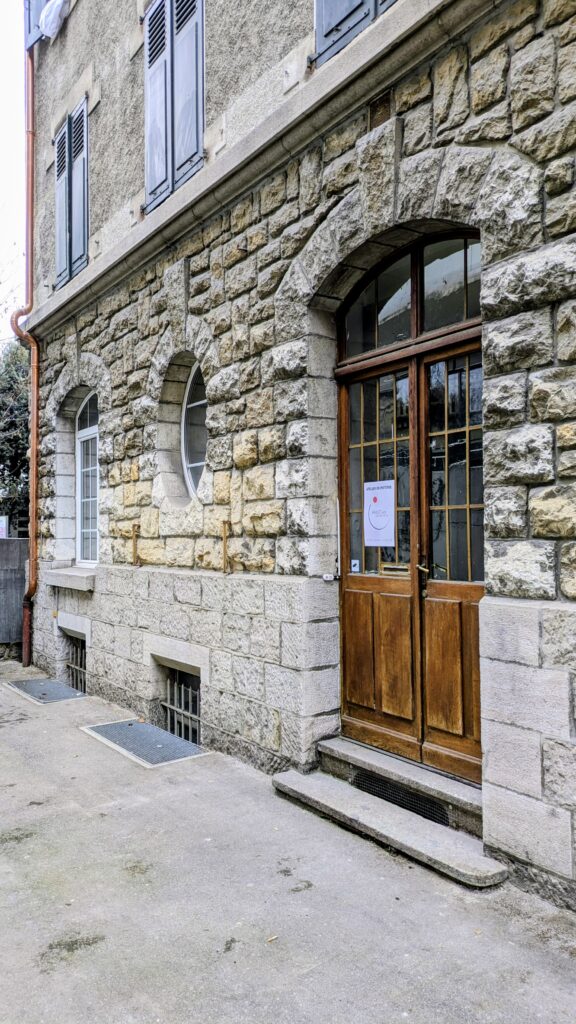 Porte entrée Akash Arts - Clarens